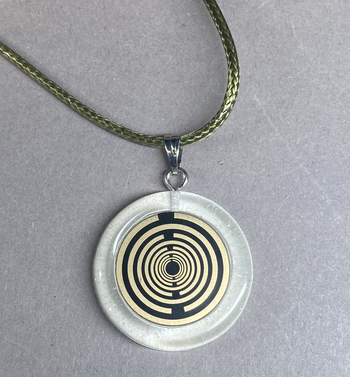 Anhänger – Resin mit Glitzer, Disc im Lakhovsky MWOn Design 18 mm, goldlegiert, kupferunterlegt, weiß – Produktansicht 1