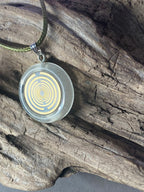 Anhänger – Resin mit Glitzer, Disc im Lakhovsky MWOn Design 18 mm, goldlegiert, kupferunterlegt, weiß – Produktansicht 1