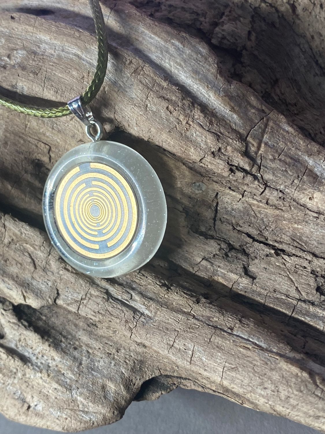 Anhänger – Resin mit Glitzer, Disc im Lakhovsky MWOn Design 18 mm, goldlegiert, kupferunterlegt, weiß – Produktansicht 1