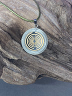 Anhänger – Resin mit Glitzer, Disc im Lakhovsky MWOn Design 18 mm, goldlegiert, kupferunterlegt, weiß – Produktansicht 1