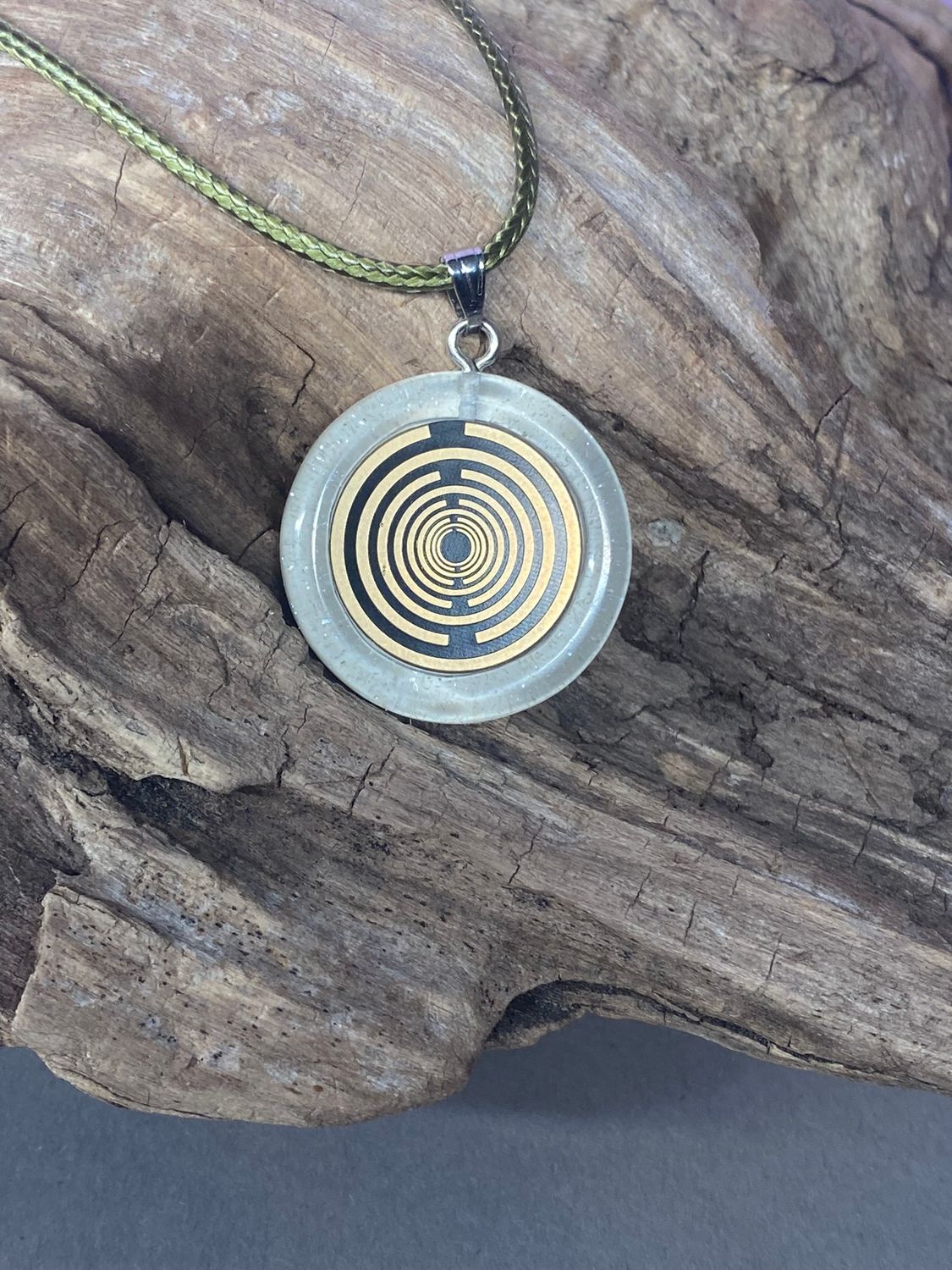 Anhänger – Resin mit Glitzer, Disc im Lakhovsky MWOn Design 18 mm, goldlegiert, kupferunterlegt, weiß – Produktansicht 1