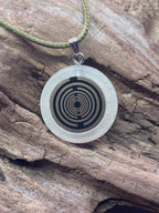 Anhänger – Resin mit Glitzer, Disc im Lakhovsky MWOn Design 18 mm, goldlegiert, kupferunterlegt, weiß – Produktansicht 1