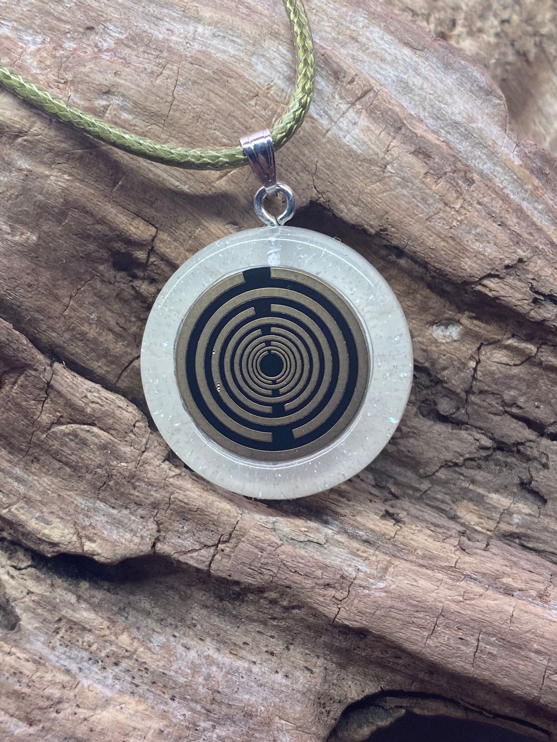 Anhänger – Resin mit Glitzer, Disc im Lakhovsky MWOn Design 18 mm, goldlegiert, kupferunterlegt, weiß – Produktansicht 1