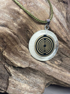 Anhänger – Resin mit Glitzer, Disc im Lakhovsky MWOn Design 18 mm, goldlegiert, kupferunterlegt, weiß – Produktansicht 1