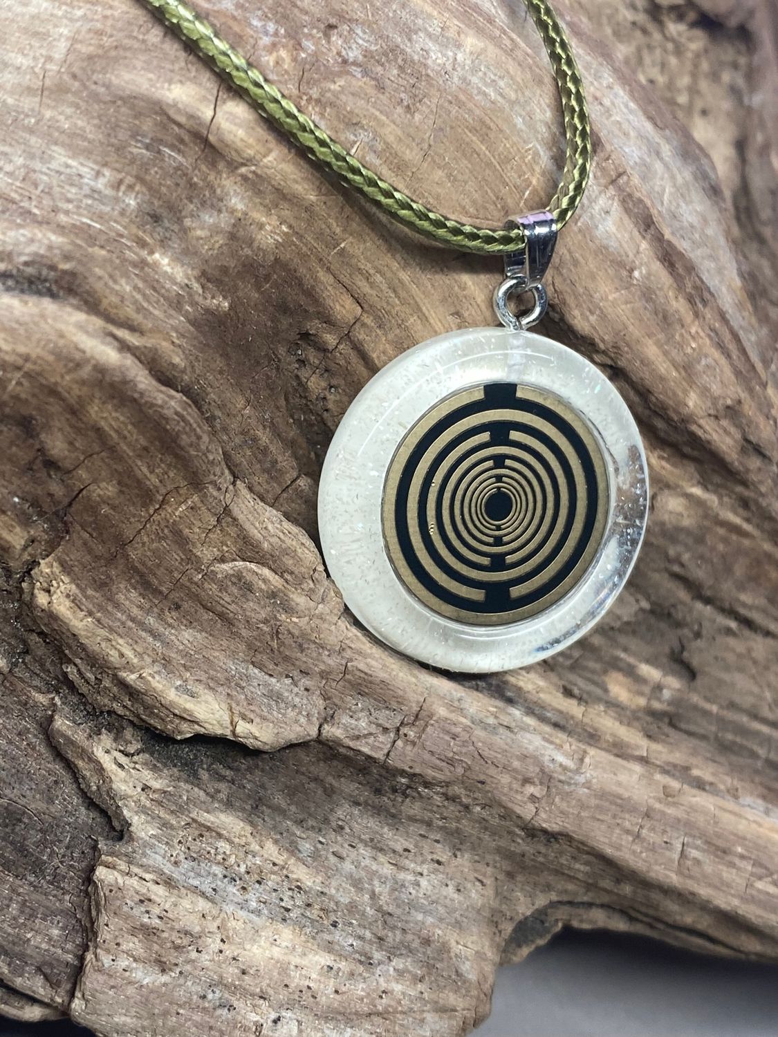 Anhänger – Resin mit Glitzer, Disc im Lakhovsky MWOn Design 18 mm, goldlegiert, kupferunterlegt, weiß – Produktansicht 1
