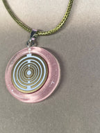 Amulett – Resin mit Glitzer – Lakhovsky MWO – 18 mm / goldlegiert / zart rose – Produktansicht 1