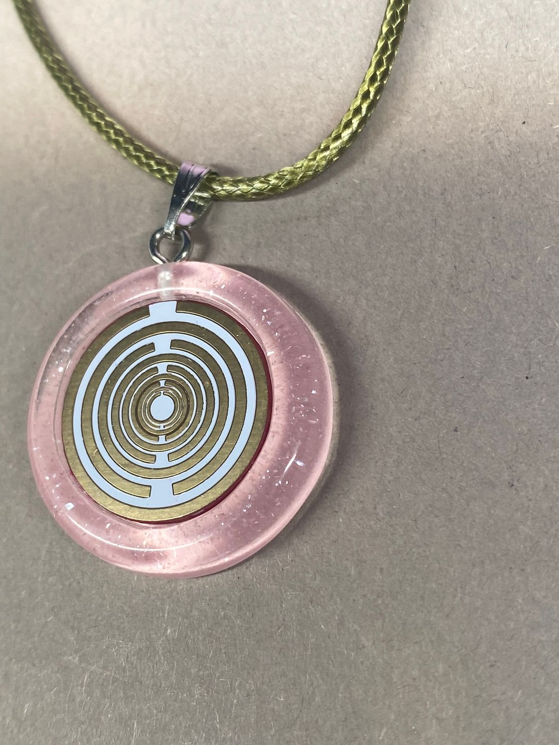 Amulett – Resin mit Glitzer – Lakhovsky MWO – 18 mm / goldlegiert / zart rose – Produktansicht 1