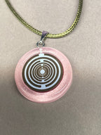 Amulett – Resin mit Glitzer – Lakhovsky MWO – 18 mm / goldlegiert / zart rose – Produktansicht 1