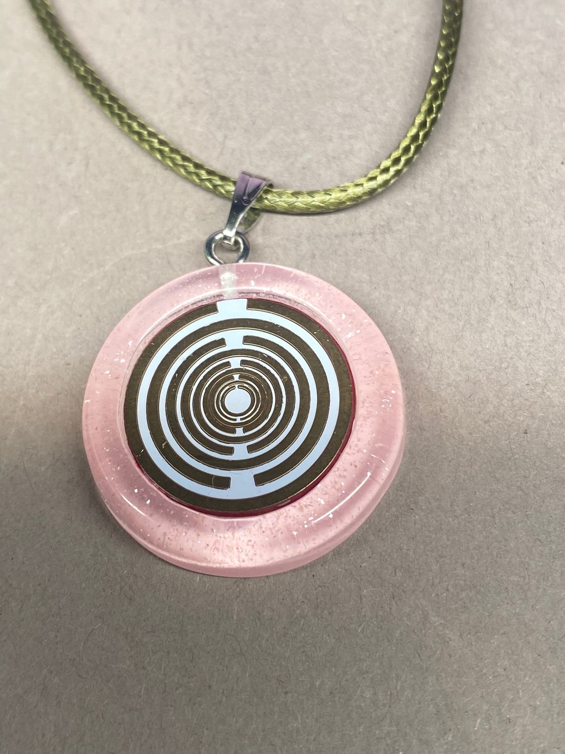 Amulett – Resin mit Glitzer – Lakhovsky MWO – 18 mm / goldlegiert / zart rose – Produktansicht 1