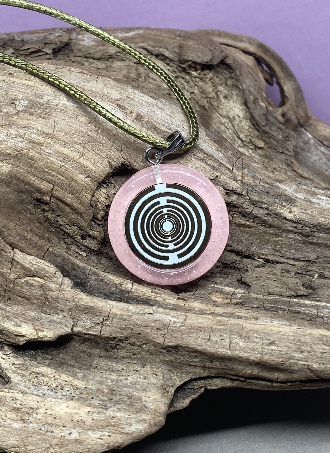 Amulett – Resin mit Glitzer – Lakhovsky MWO – 18 mm / goldlegiert / zart rose – Produktansicht 1