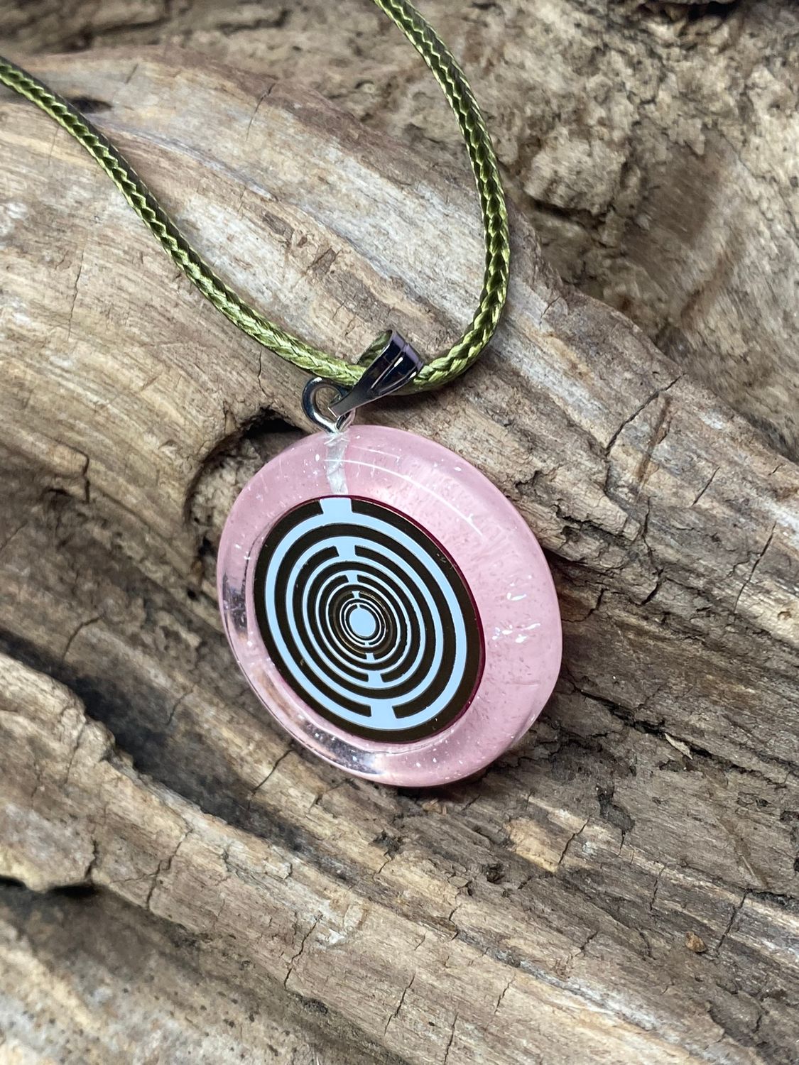 Amulett – Resin mit Glitzer – Lakhovsky MWO – 18 mm / goldlegiert / zart rose – Produktansicht 1