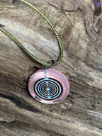Amulett – Resin mit Glitzer – Lakhovsky MWO – 18 mm / goldlegiert / zart rose – Produktansicht 1