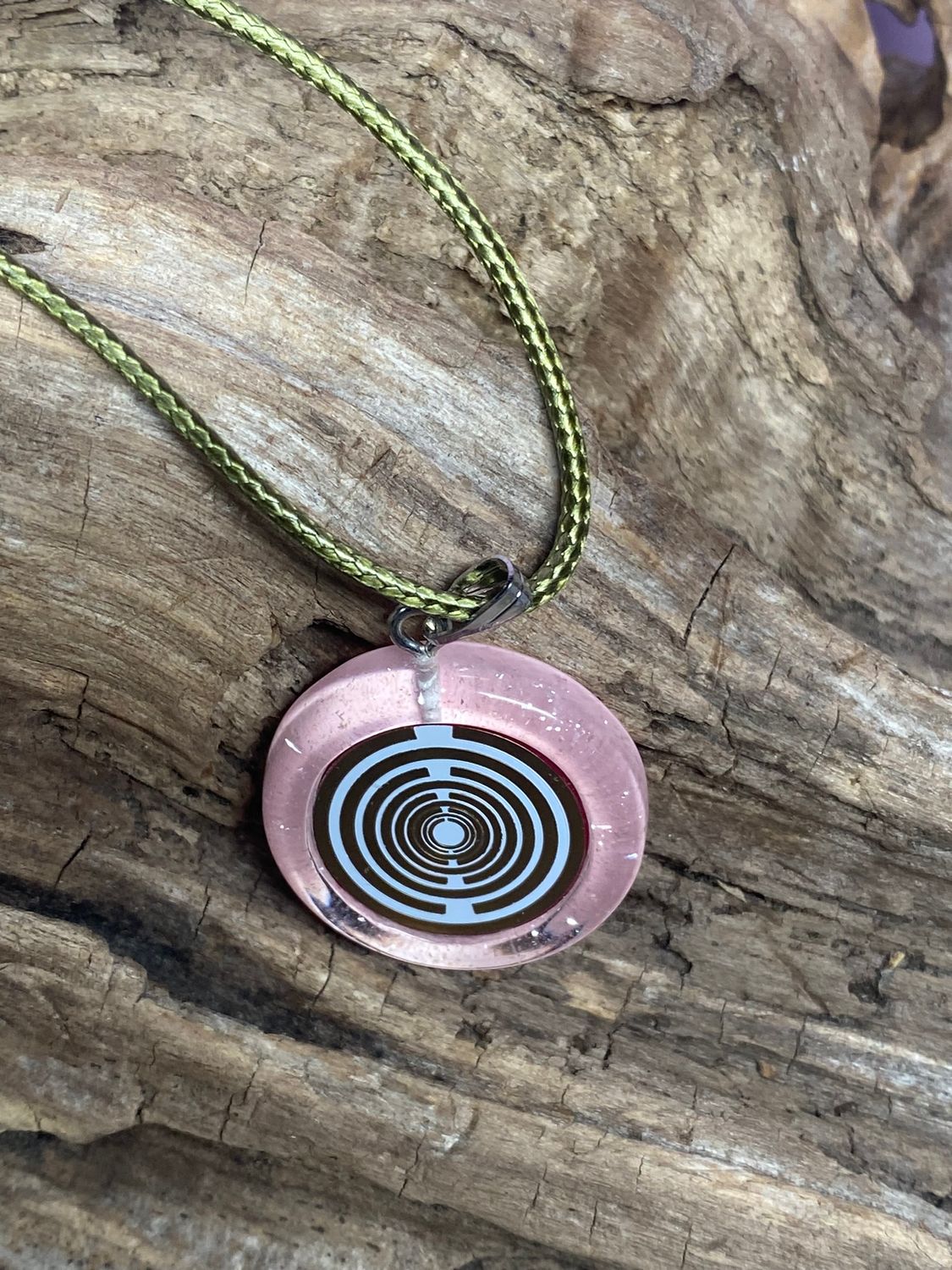 Amulett – Resin mit Glitzer – Lakhovsky MWO – 18 mm / goldlegiert / zart rose – Produktansicht 1