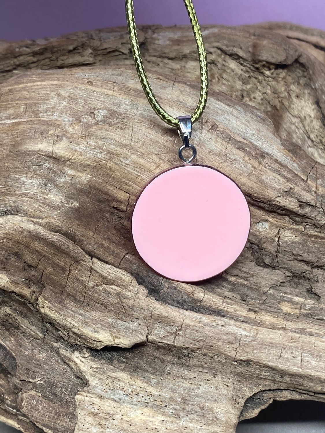 Amulett – Resin mit Glitzer – Lakhovsky MWO – 18 mm / goldlegiert / zart rose – Produktansicht 1