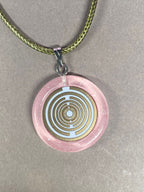 Amulett – Resin mit Glitzer – Lakhovsky MWO – 18 mm / goldlegiert / zart rose – Produktansicht 1