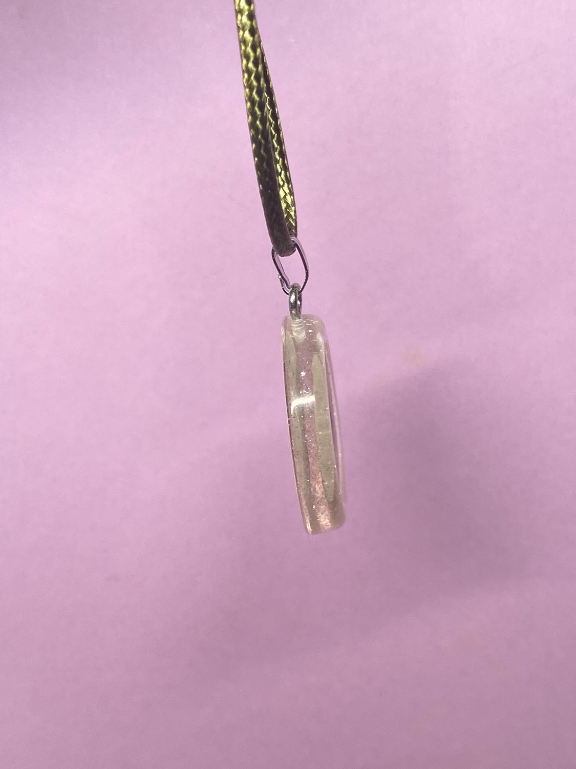 Anhänger – Resin mit Glitzer, Disc im Lakhovsky MWOn Design 18 mm, goldlegiert, kupferunterlegt, weiß – Produktansicht 1