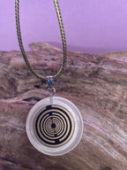 Anhänger – Resin mit Glitzer, Disc im Lakhovsky MWOn Design 18 mm, goldlegiert, kupferunterlegt, weiß – Produktansicht 1