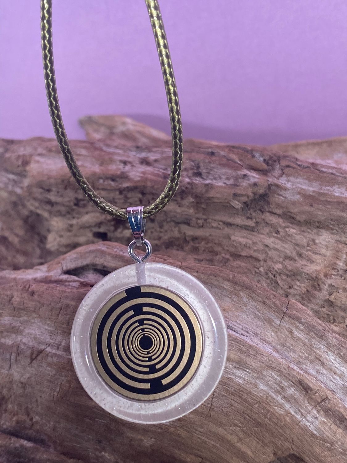 Anhänger – Resin mit Glitzer, Disc im Lakhovsky MWOn Design 18 mm, goldlegiert, kupferunterlegt, weiß – Produktansicht 1