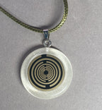 Anhänger – Resin mit Glitzer, Disc im Lakhovsky MWOn Design 18 mm, goldlegiert, kupferunterlegt, weiß – Produktansicht 1