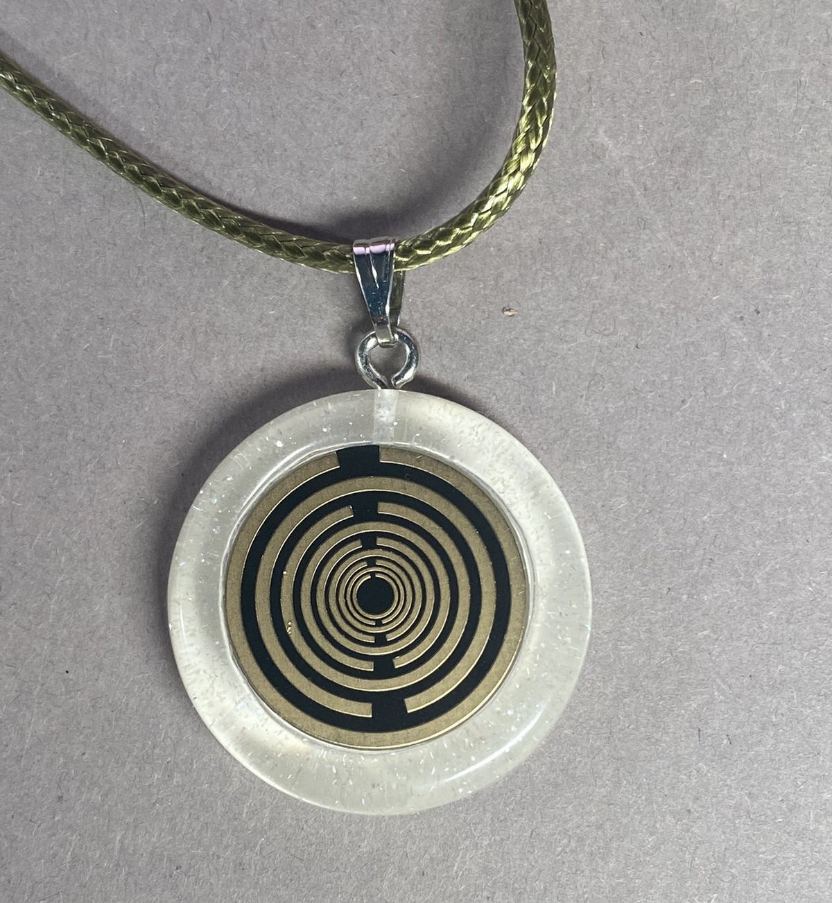 Anhänger – Resin mit Glitzer, Disc im Lakhovsky MWOn Design 18 mm, goldlegiert, kupferunterlegt, weiß – Produktansicht 1