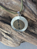 Anhänger – Resin mit Glitzer, Disc im Lakhovsky MWOn Design 18 mm, goldlegiert, kupferunterlegt, weiß – Produktansicht 1