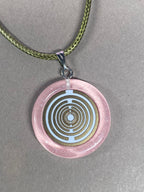 Amulett – Resin mit Glitzer – Lakhovsky MWO – 18 mm / goldlegiert / zart rose – Produktansicht 1