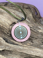 Amulett – Resin mit Glitzer – Lakhovsky MWO – 18 mm / goldlegiert / zart rose – Produktansicht 1