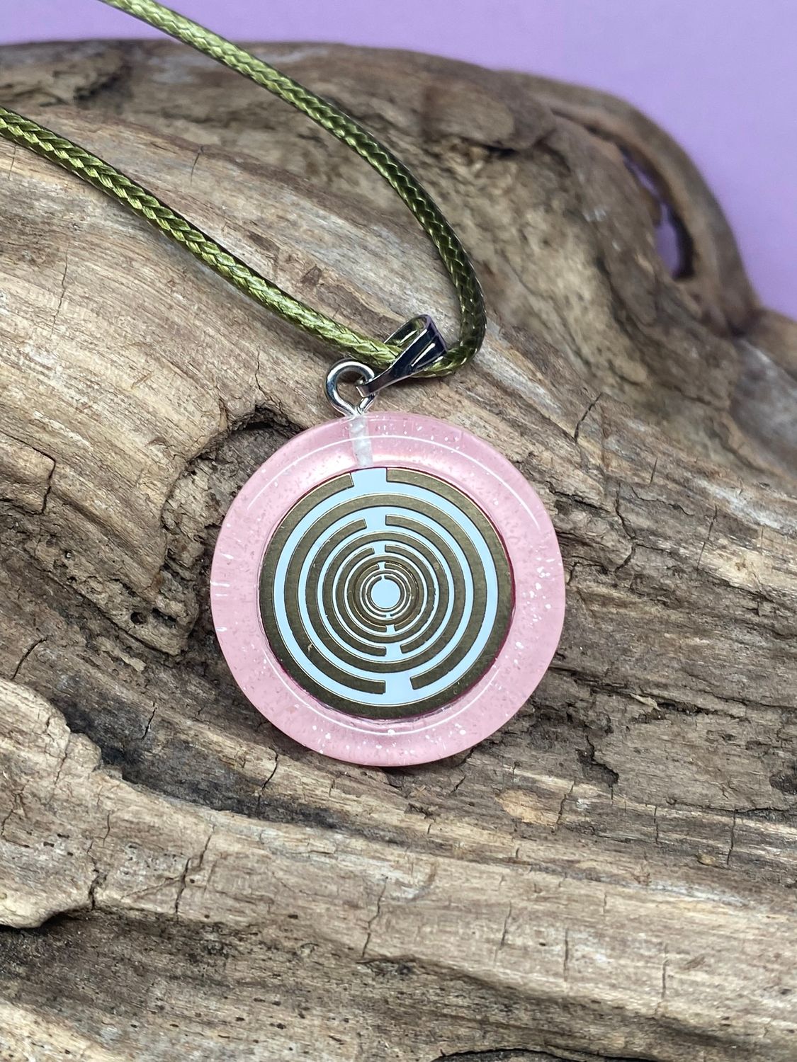 Amulett – Resin mit Glitzer – Lakhovsky MWO – 18 mm / goldlegiert / zart rose – Produktansicht 1