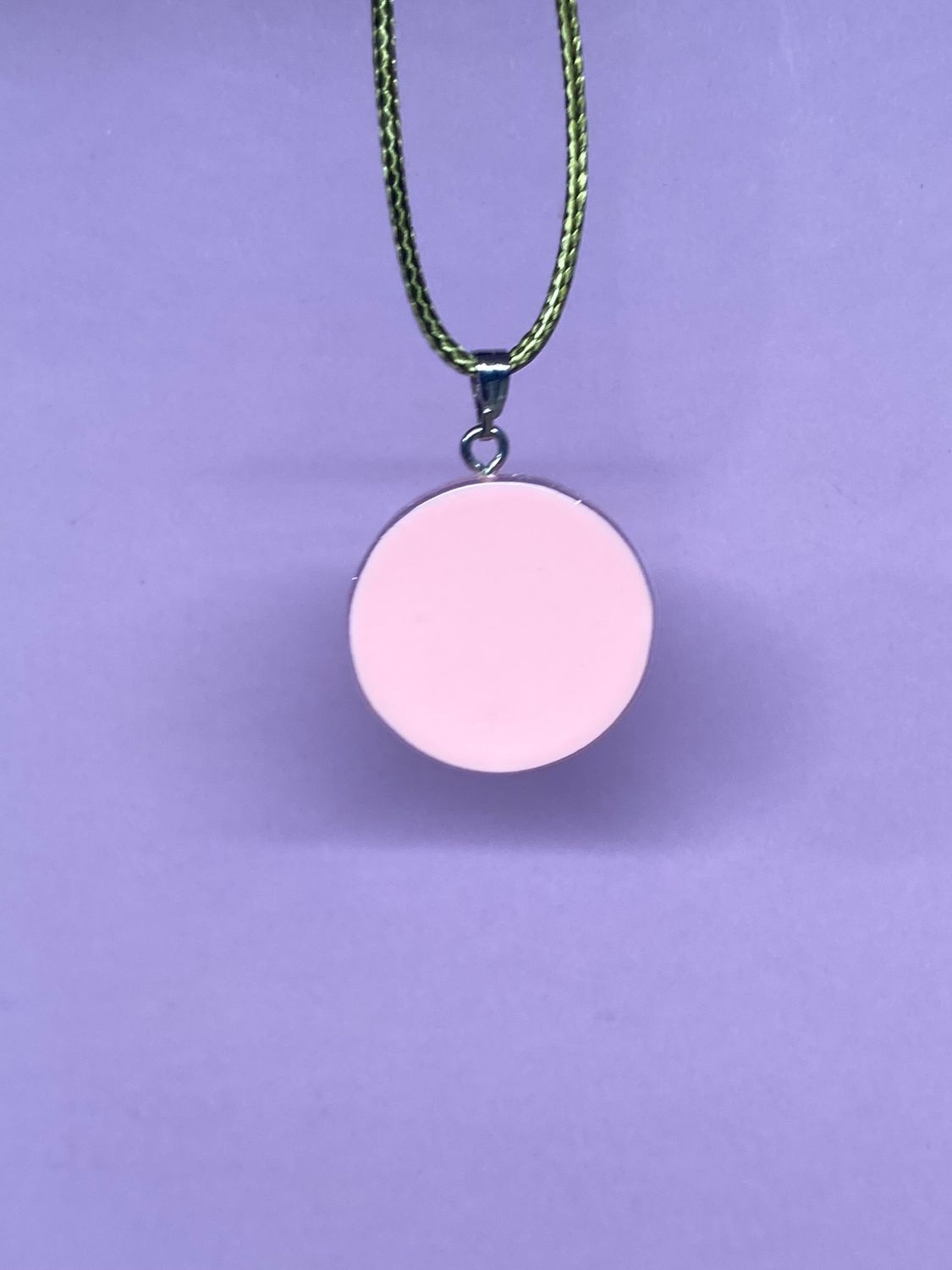 Amulett – Resin mit Glitzer – Lakhovsky MWO – 18 mm / goldlegiert / zart rose – Produktansicht 1