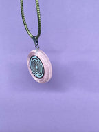 Amulett – Resin mit Glitzer – Lakhovsky MWO – 18 mm / goldlegiert / zart rose – Produktansicht 1