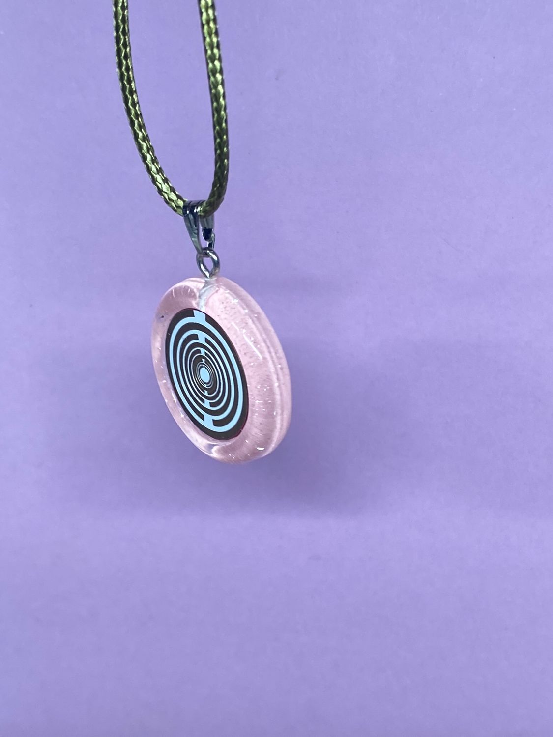 Amulett – Resin mit Glitzer – Lakhovsky MWO – 18 mm / goldlegiert / zart rose – Produktansicht 1