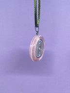 Amulett – Resin mit Glitzer – Lakhovsky MWO – 18 mm / goldlegiert / zart rose – Produktansicht 1