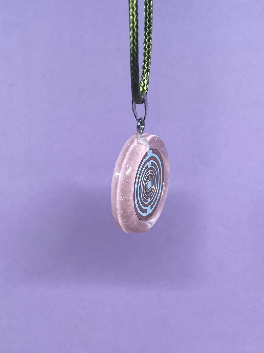 Amulett – Resin mit Glitzer – Lakhovsky MWO – 18 mm / goldlegiert / zart rose – Produktansicht 1