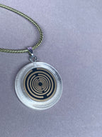 Anhänger – Resin mit Glitzer, Disc im Lakhovsky MWOn Design 18 mm, goldlegiert, kupferunterlegt, weiß – Produktansicht 1
