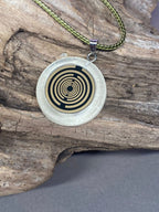 Anhänger – Resin mit Glitzer, Disc im Lakhovsky MWOn Design 18 mm, goldlegiert, kupferunterlegt, weiß – Produktansicht 1