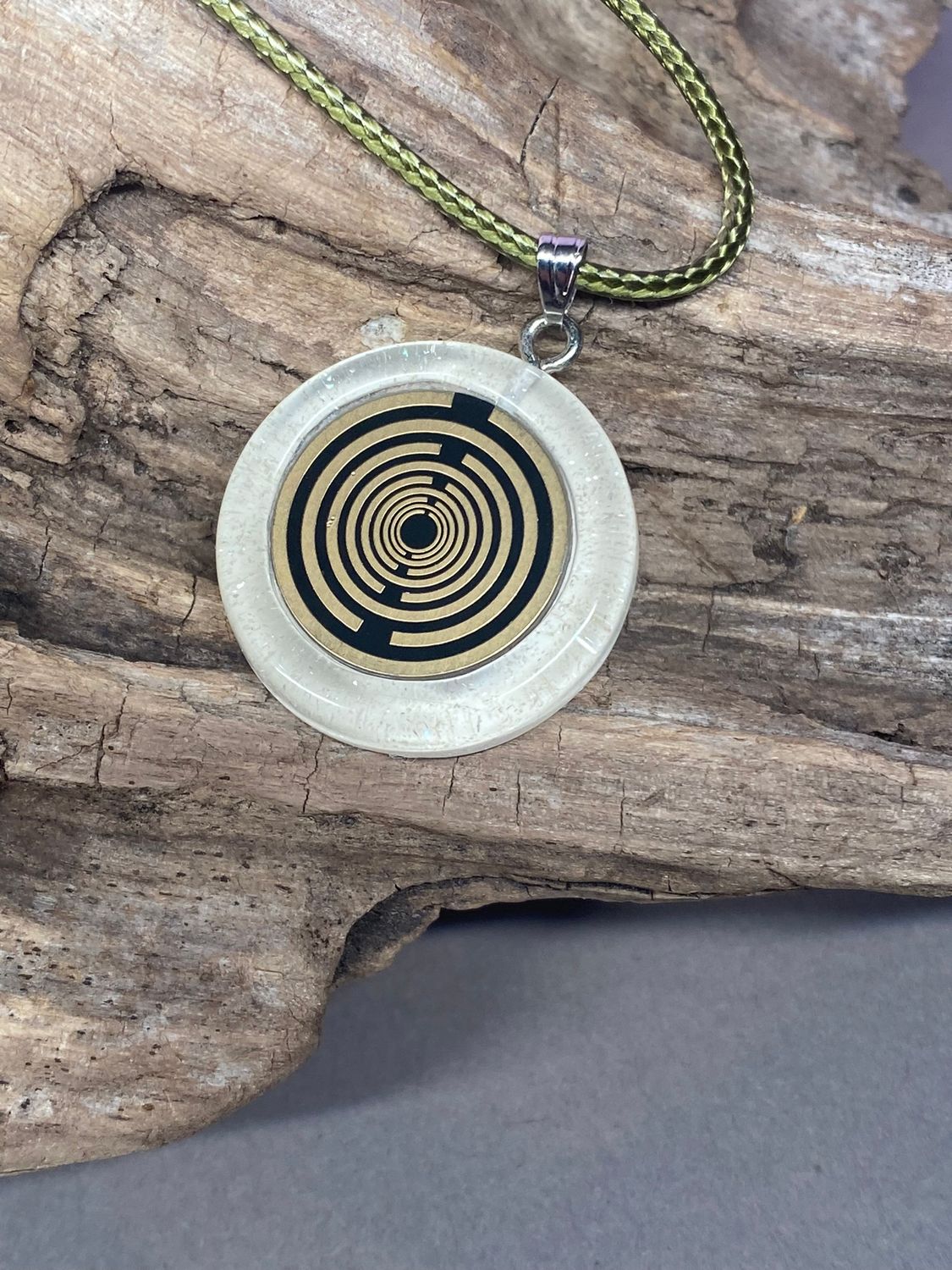 Anhänger – Resin mit Glitzer, Disc im Lakhovsky MWOn Design 18 mm, goldlegiert, kupferunterlegt, weiß – Produktansicht 1
