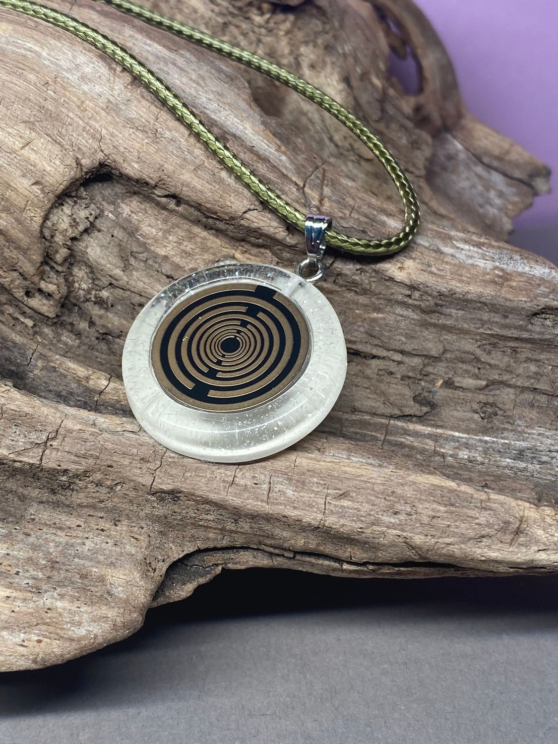 Anhänger – Resin mit Glitzer, Disc im Lakhovsky MWOn Design 18 mm, goldlegiert, kupferunterlegt, weiß – Produktansicht 1