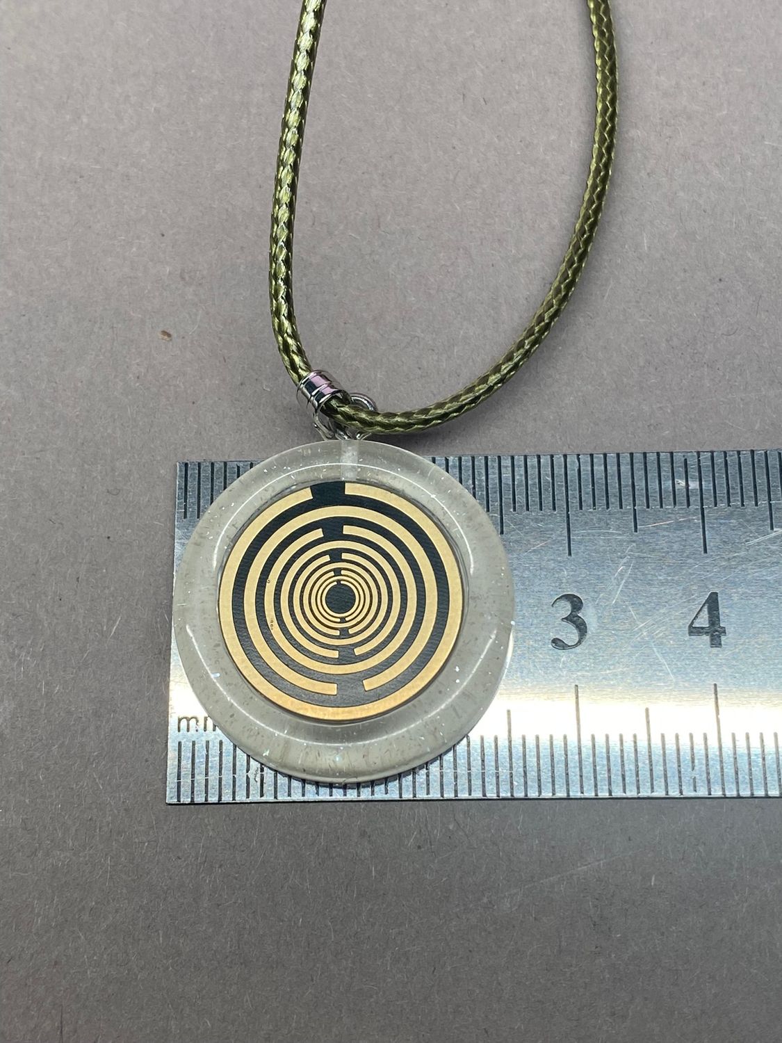 Anhänger – Resin mit Glitzer, Disc im Lakhovsky MWOn Design 18 mm, goldlegiert, kupferunterlegt, weiß – Produktansicht 1