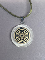Anhänger – Resin mit Glitzer, Disc im Lakhovsky MWOn Design 18 mm, goldlegiert, kupferunterlegt, weiß – Produktansicht 1
