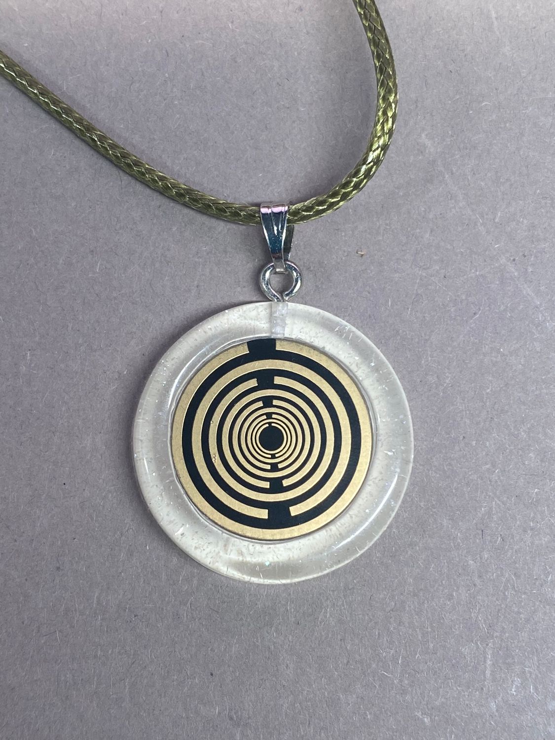 Anhänger – Resin mit Glitzer, Disc im Lakhovsky MWOn Design 18 mm, goldlegiert, kupferunterlegt, weiß – Produktansicht 1