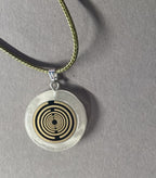 Anhänger – Resin mit Glitzer, Disc im Lakhovsky MWOn Design 18 mm, goldlegiert, kupferunterlegt, weiß – Produktansicht 1