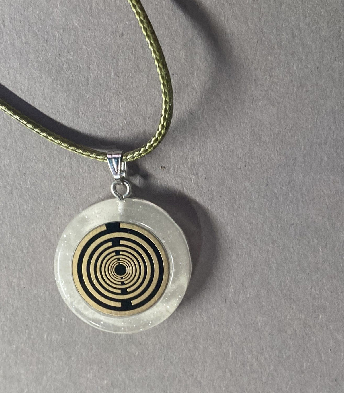 Anhänger – Resin mit Glitzer, Disc im Lakhovsky MWOn Design 18 mm, goldlegiert, kupferunterlegt, weiß – Produktansicht 1