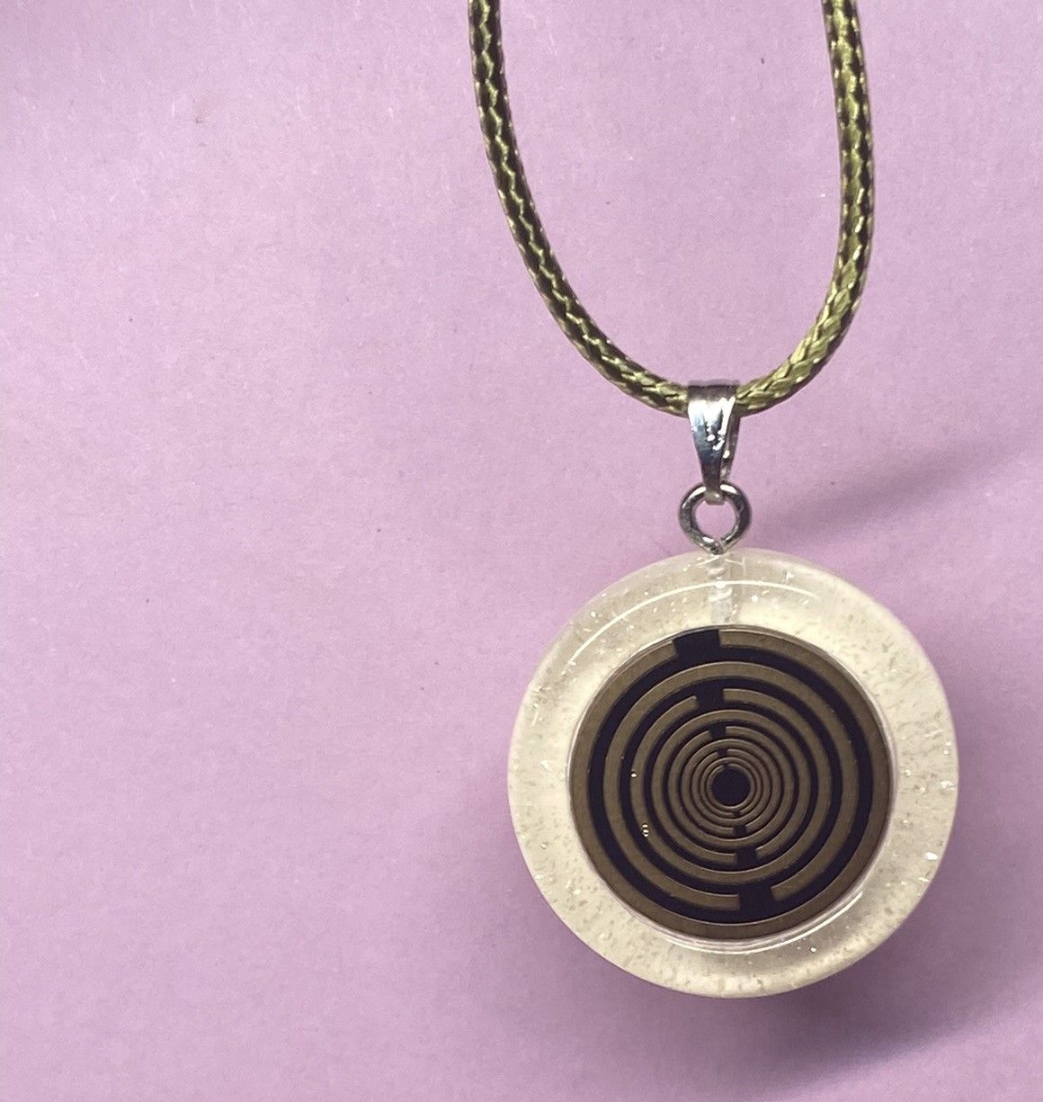 Anhänger – Resin mit Glitzer, Disc im Lakhovsky MWOn Design 18 mm, goldlegiert, kupferunterlegt, weiß – Produktansicht 1