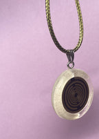Anhänger – Resin mit Glitzer, Disc im Lakhovsky MWOn Design 18 mm, goldlegiert, kupferunterlegt, weiß – Produktansicht 1