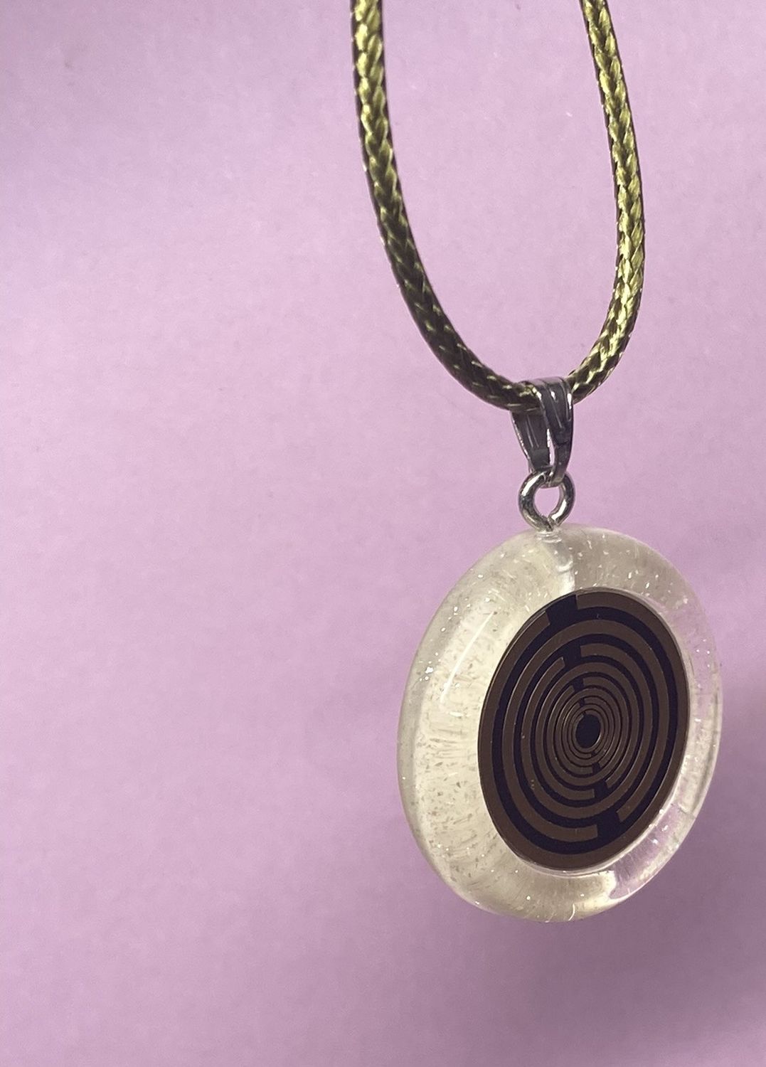 Anhänger – Resin mit Glitzer, Disc im Lakhovsky MWOn Design 18 mm, goldlegiert, kupferunterlegt, weiß – Produktansicht 1