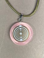 Amulett – Resin mit Glitzer – Lakhovsky MWO – 18 mm / goldlegiert / zart rose – Produktansicht 1