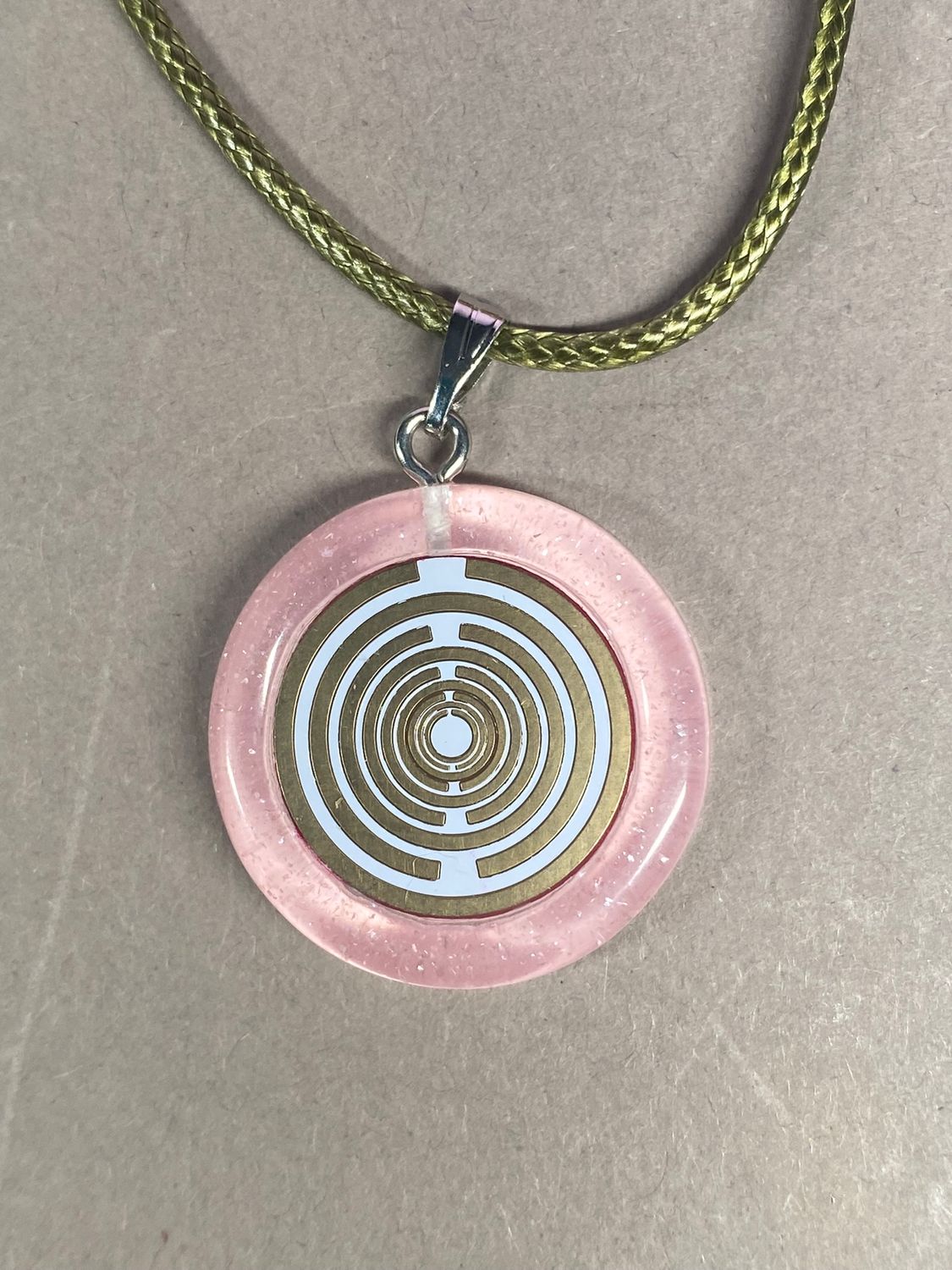 Amulett – Resin mit Glitzer – Lakhovsky MWO – 18 mm / goldlegiert / zart rose – Produktansicht 1