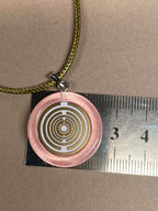 Amulett – Resin mit Glitzer – Lakhovsky MWO – 18 mm / goldlegiert / zart rose – Produktansicht 1