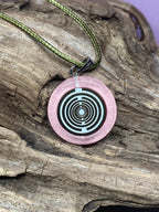 Amulett – Resin mit Glitzer – Lakhovsky MWO – 18 mm / goldlegiert / zart rose – Produktansicht 1
