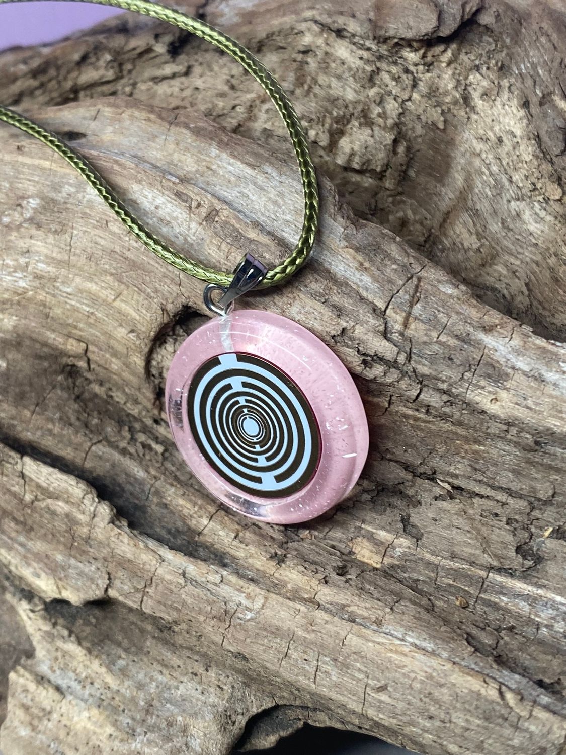 Amulett – Resin mit Glitzer – Lakhovsky MWO – 18 mm / goldlegiert / zart rose – Produktansicht 1